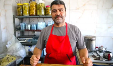 Depremde Kaybettiklerine Rağmen Dede Mesleğine Devam Ediyor