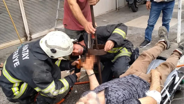 İskenderun’da Kepenk Makarasına Sıkışan Esnaf Kurtarıldı