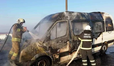 Hatay’da Seyir Halindeki Minibüs Alev Alev Yandı